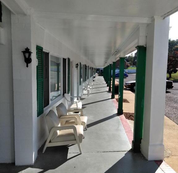 キングサイズベッドのスタンダードルーム, The Cardinal Inn