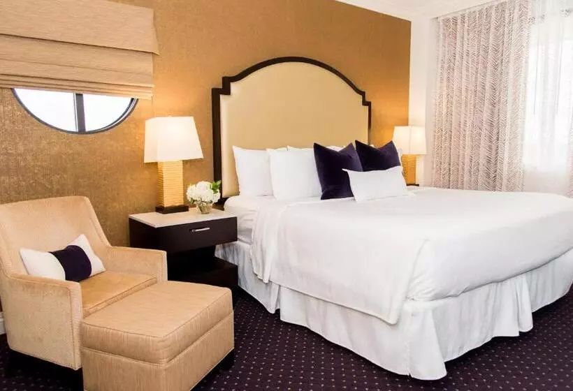 キングサイズベッドのデラックススイート, The Cook Hotel And Conference Center At Lsu