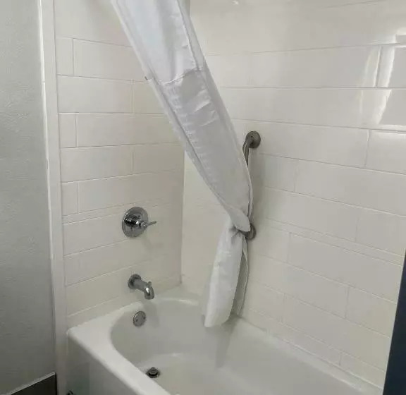 身障者適用クイーンサイズベッドルーム, Wingate By Wyndham Savannah Gateway
