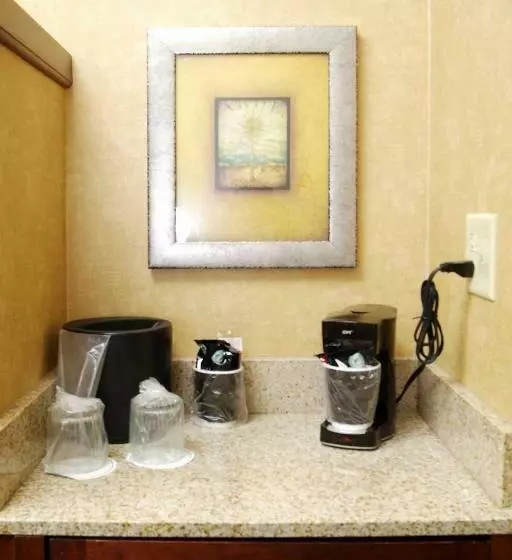 キングサイズベッドのスタンダードルーム, Courtyard By Marriott Kingston