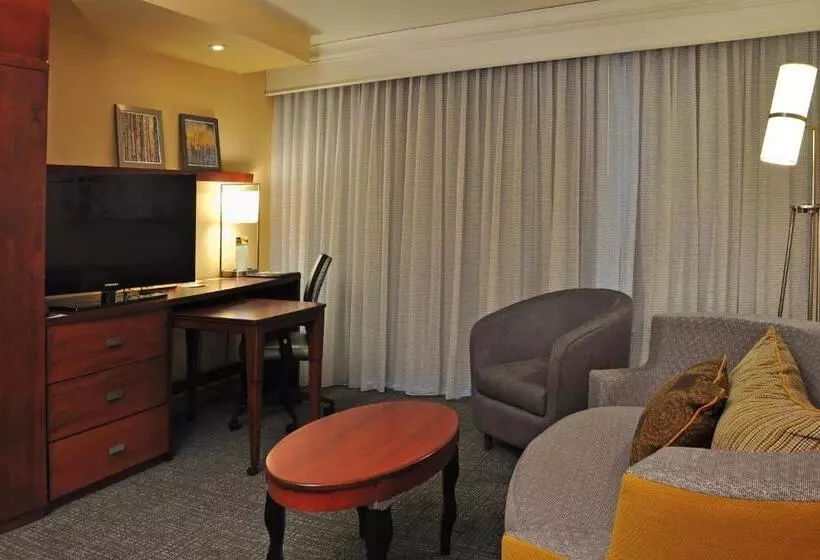 キングサイズベッドのスイートルーム, Courtyard By Marriott Kingston