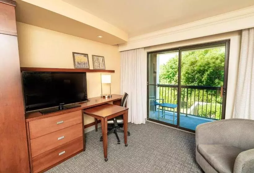 キングサイズベッドのスイートルーム, Courtyard By Marriott Kingston