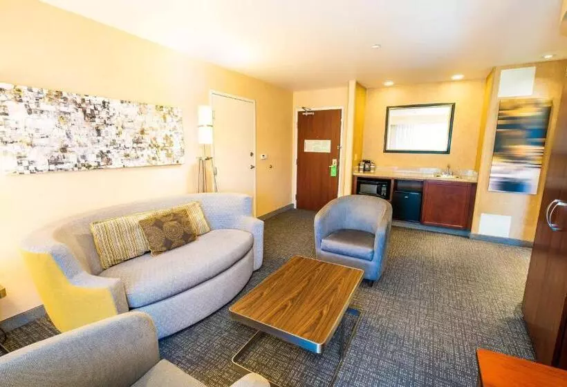 キングサイズベッドのスイートルーム, Courtyard By Marriott Kingston
