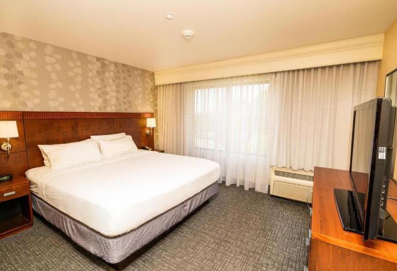 غرفة قياسية سرير كينج لذوى الإحتياجات الخاصة, Courtyard By Marriott Kingston