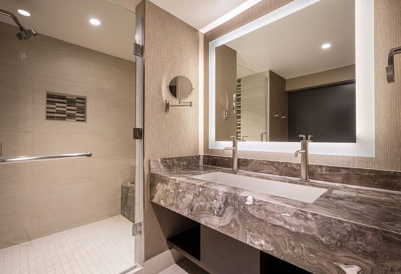 جناح جونيور, Horseshoe Black Hawk