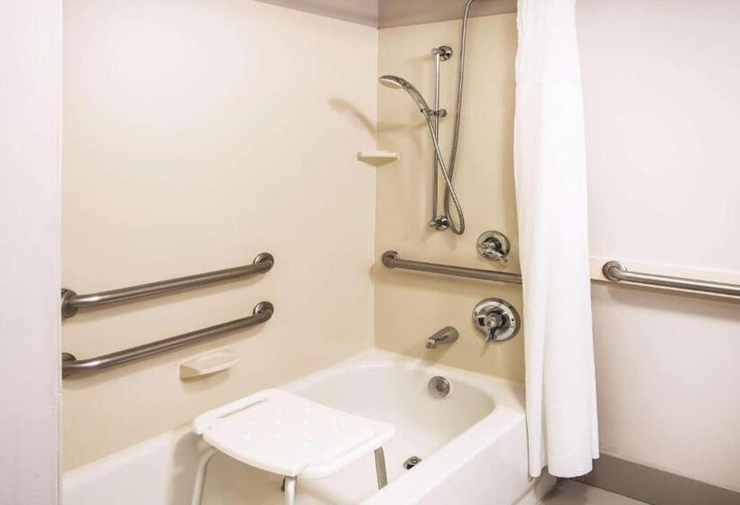 غرفة قياسية سرير كينج لذوى الإحتياجات الخاصة, La Quinta By Wyndham Newark   Elkton