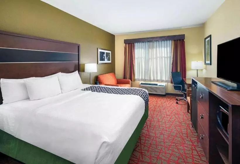 キングサイズベッド、シティビューデラックスルーム, La Quinta By Wyndham Oxford   Anniston