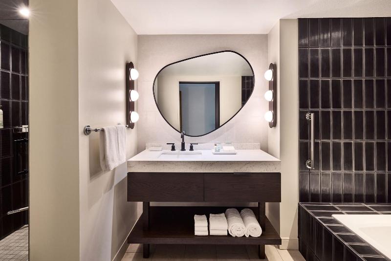 جناح سرير كينج, Renaissance Phoenix Glendale Hotel & Spa