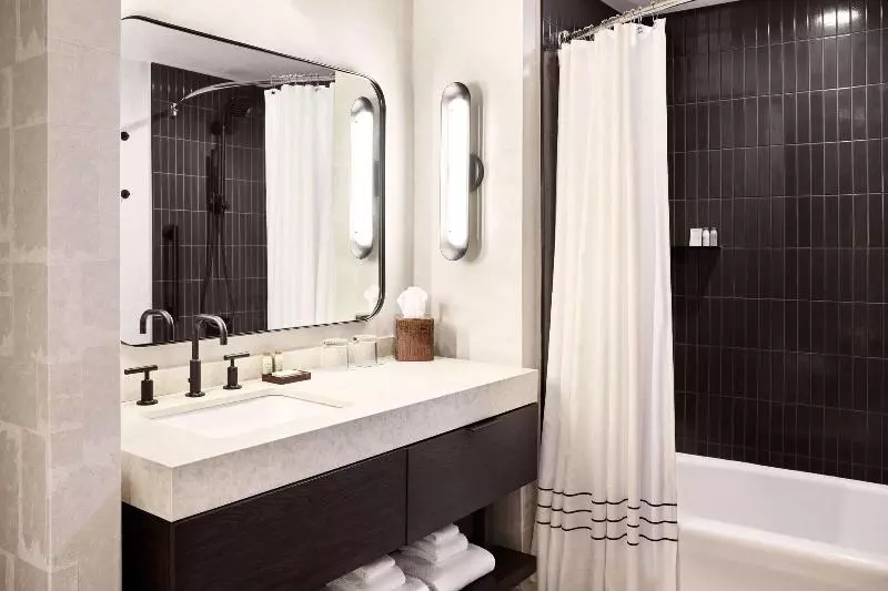 キングサイズベッドのスタンダードルーム, Renaissance Phoenix Glendale Hotel & Spa