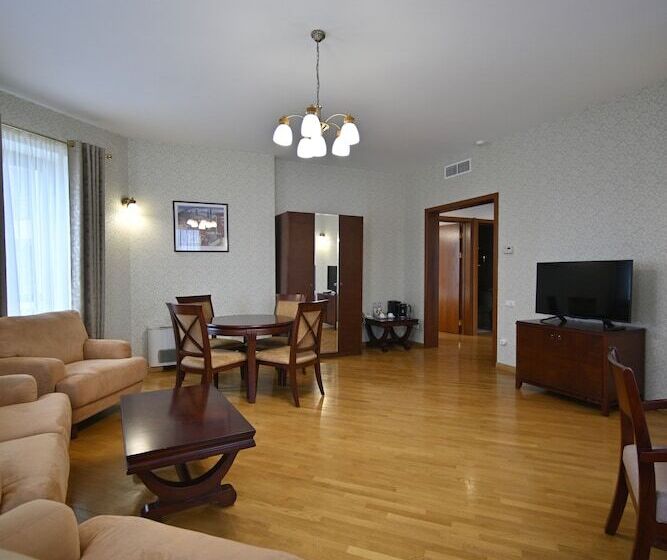 스위트, Latar Hotel Complex