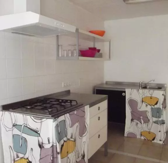 استودیوی استاندارد, Hostal Alba