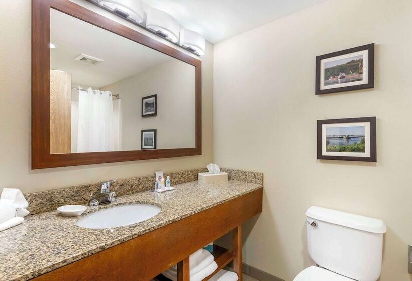 جناح, Comfort Inn & Suites