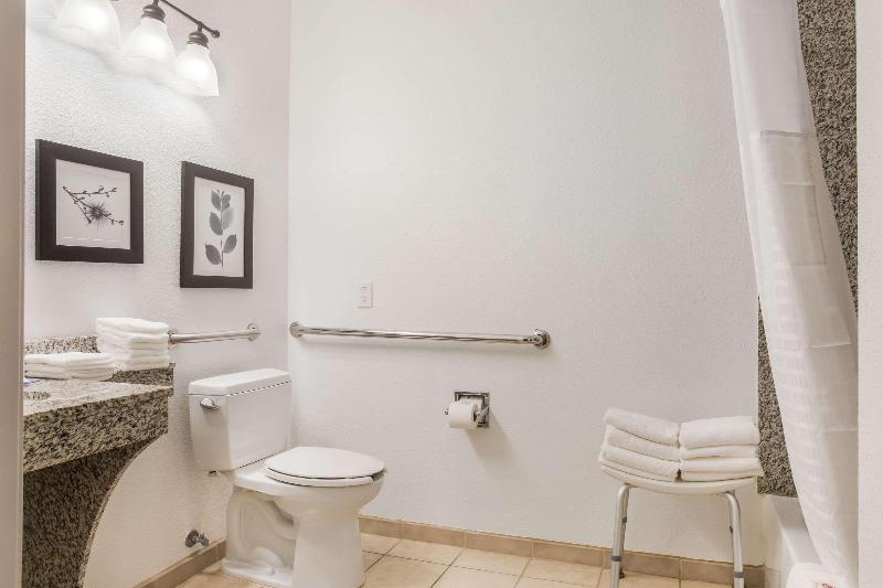 غرفة قياسية لذوى الاحتياجات الخاصة, Comfort Inn & Suites