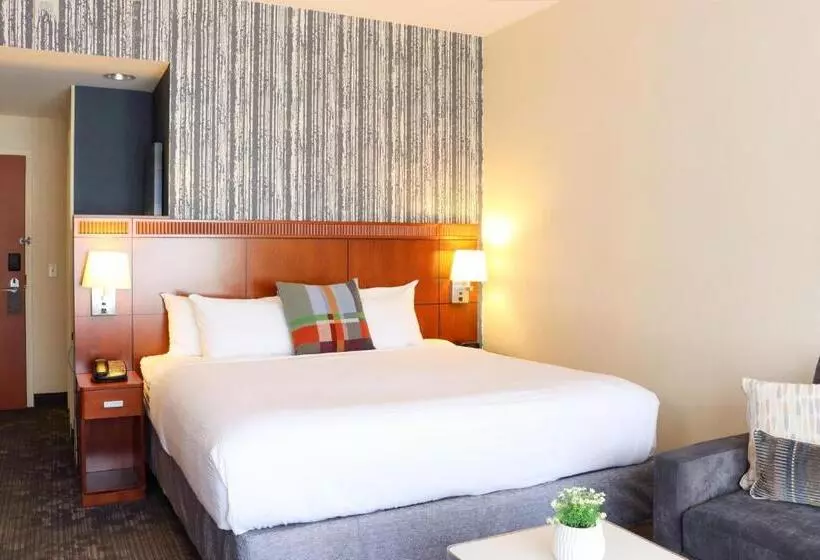 اتاق استاندارد با چشم‌انداز شهر, Courtyard Burlington Harbor