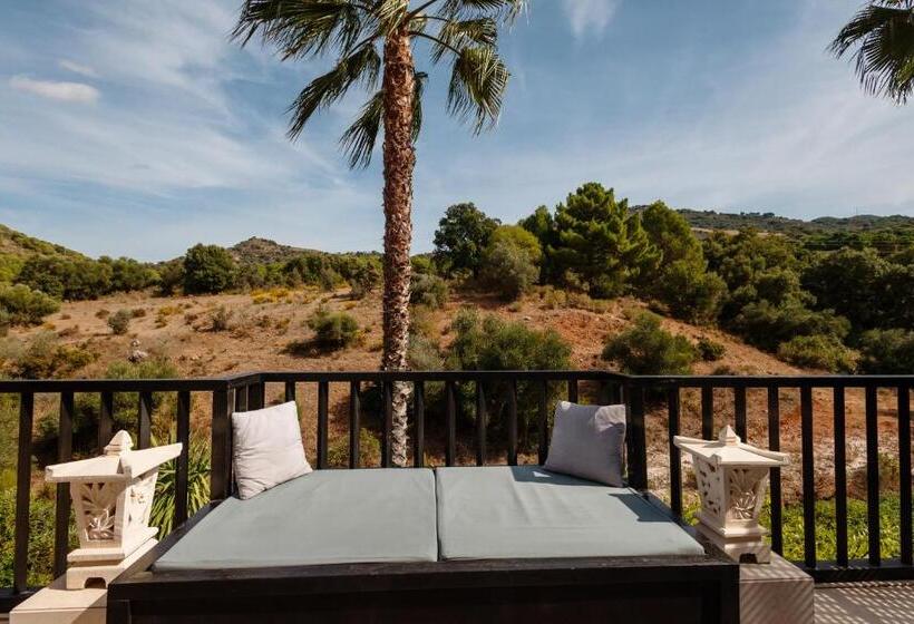 Номер Стандарт Вид на Горы, Shanti Som