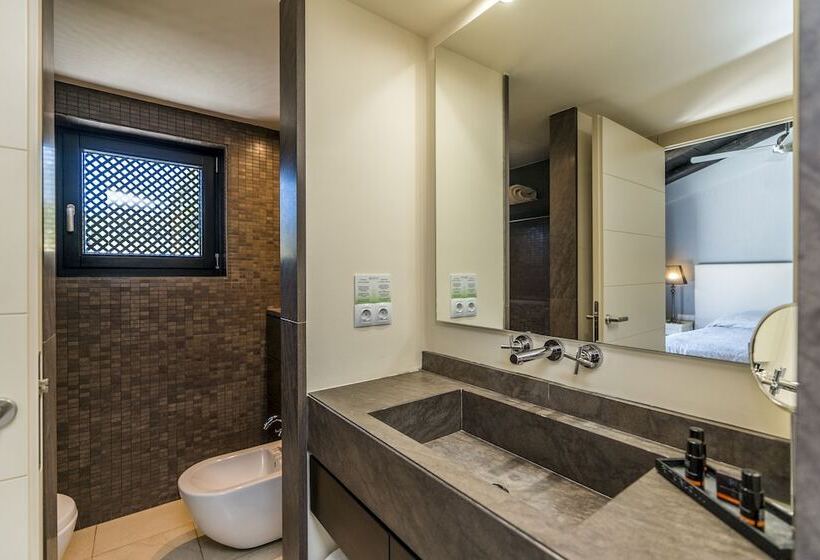 Номер Стандарт Вид на Горы, Shanti Som