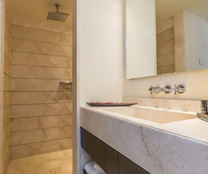 Номер Стандарт Вид на Горы, Shanti Som