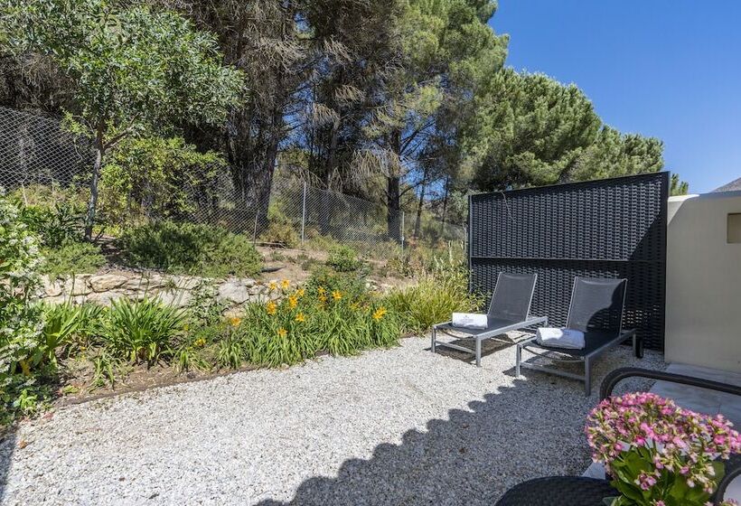 Номер Стандарт Вид на Горы, Shanti Som