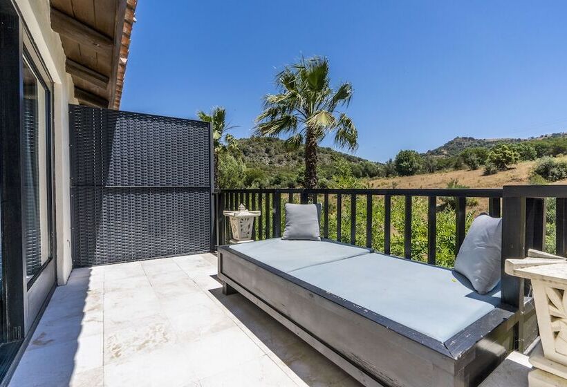 Номер Стандарт Вид на Горы, Shanti Som