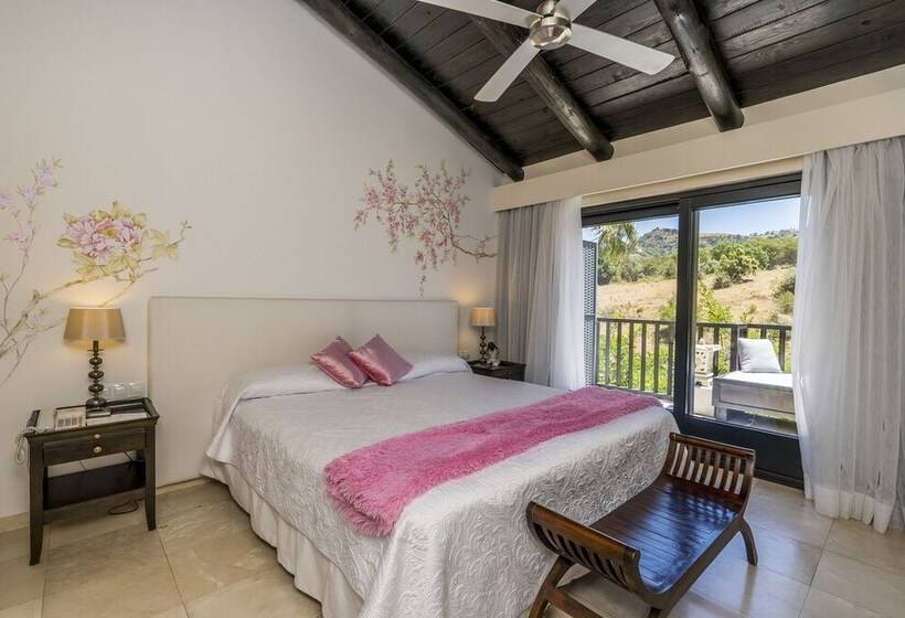 Номер Стандарт Вид на Горы, Shanti Som