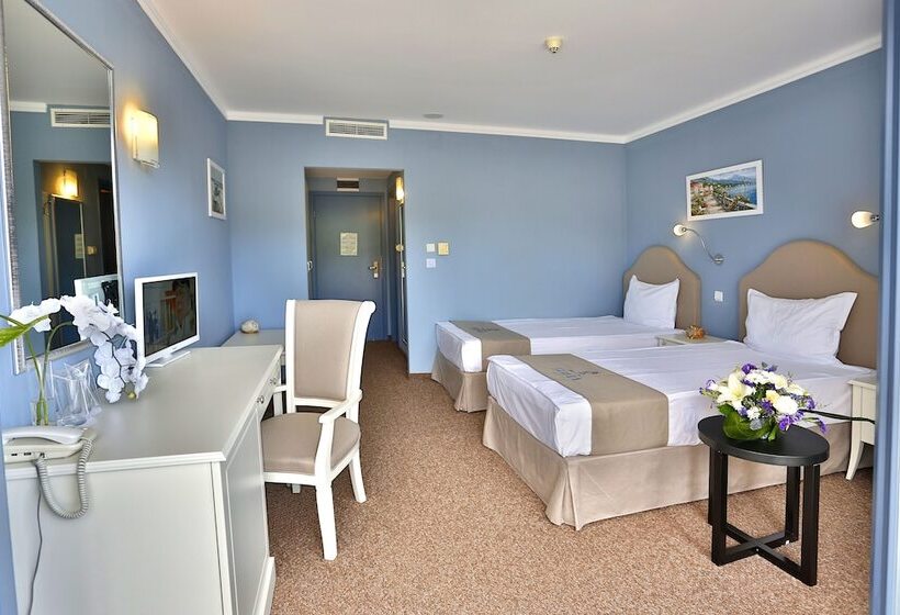 可看到停车场的标准间, Sofia Hotel All Inclusive & Private Beach