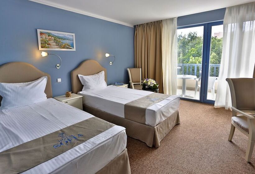 可看到停车场的标准间, Sofia Hotel All Inclusive & Private Beach