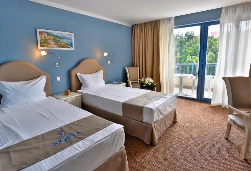 可看到停车场的标准间, Sofia Hotel All Inclusive & Private Beach