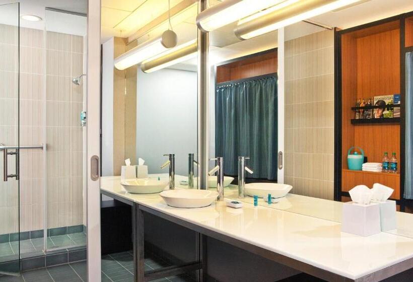 适合残疾人士使用的带超级大床的标准间, Aloft Chesapeake