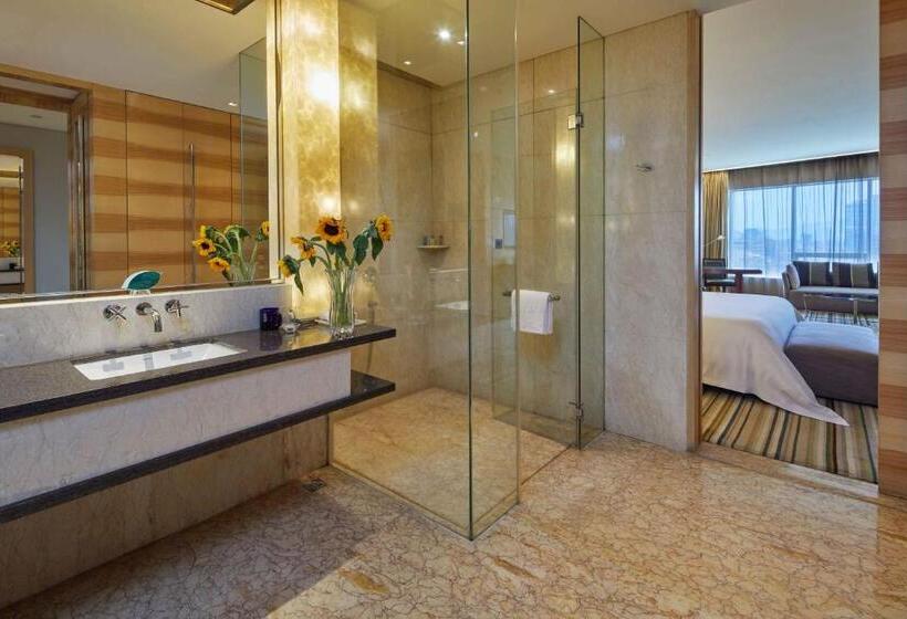 스탠다드 룸 킹사이즈 침대, Hj International