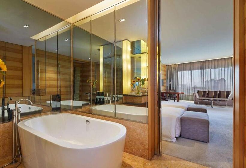 스탠다드 룸 킹사이즈 침대, Hj International