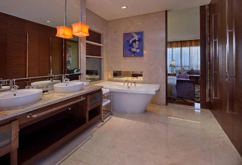 이그제큐티브 룸 킹사이즈 침대, Hj International