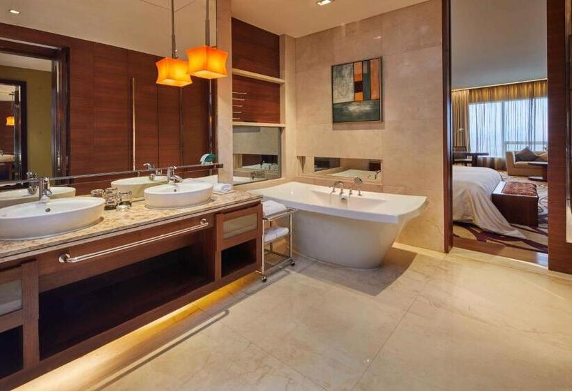 이그제큐티브 룸 킹사이즈 침대, Hj International