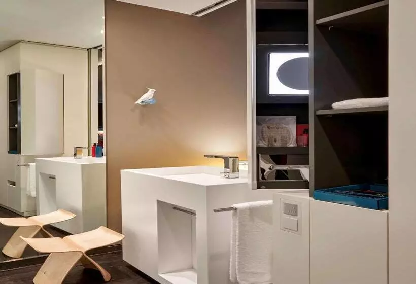 Standardzimmer Kingsize Bett, SO/ Berlin Das Stue
