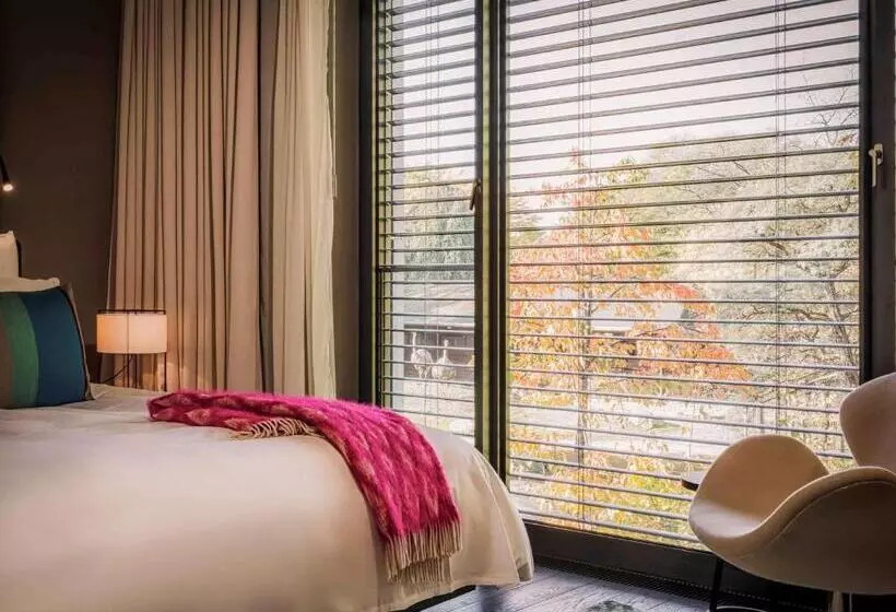 Standardzimmer Kingsize Bett, SO/ Berlin Das Stue