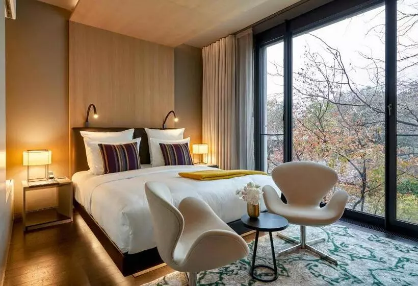 Standardzimmer Kingsize Bett, SO/ Berlin Das Stue