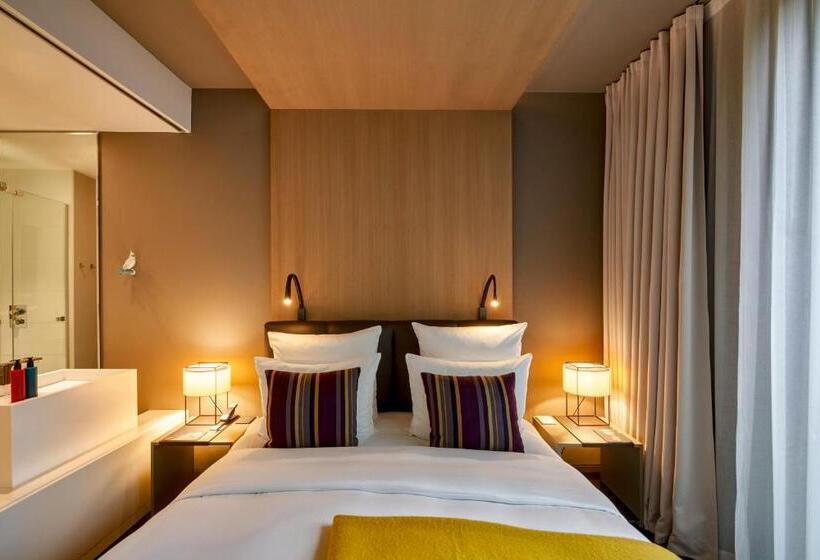 Standardzimmer Kingsize Bett, SO/ Berlin Das Stue