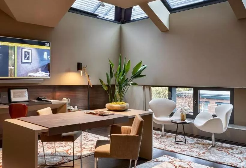 Suite Kingsize Bett, SO/ Berlin Das Stue