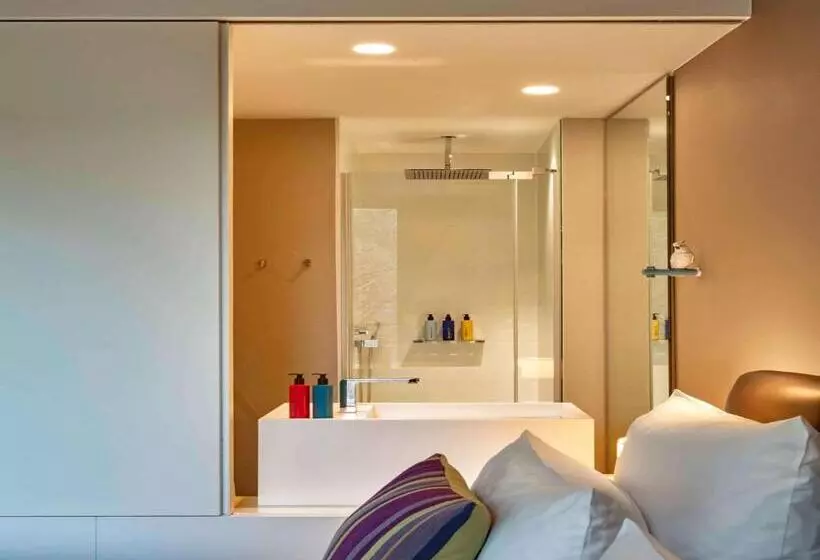 Suite Kingsize Bett, SO/ Berlin Das Stue