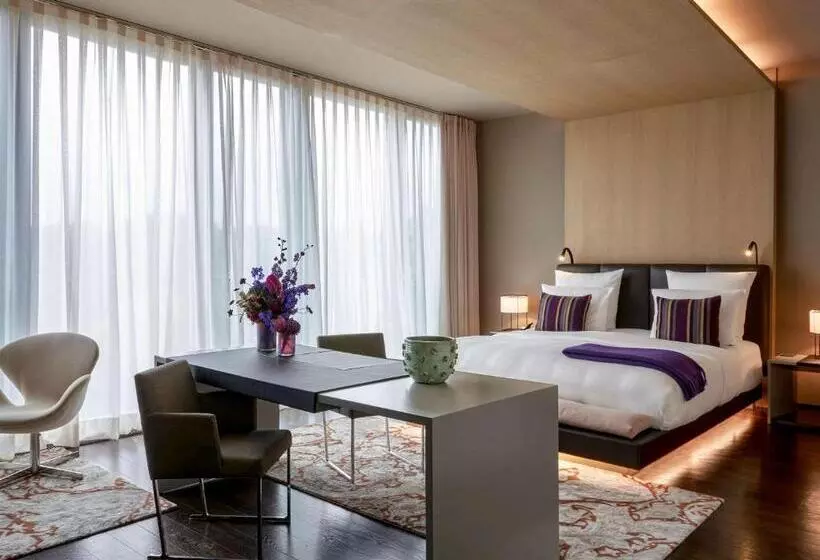 Suite Kingsize Bett, SO/ Berlin Das Stue
