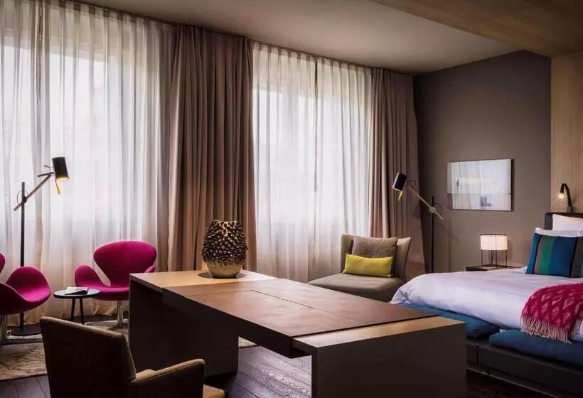 Suite Kingsize Bett, SO/ Berlin Das Stue