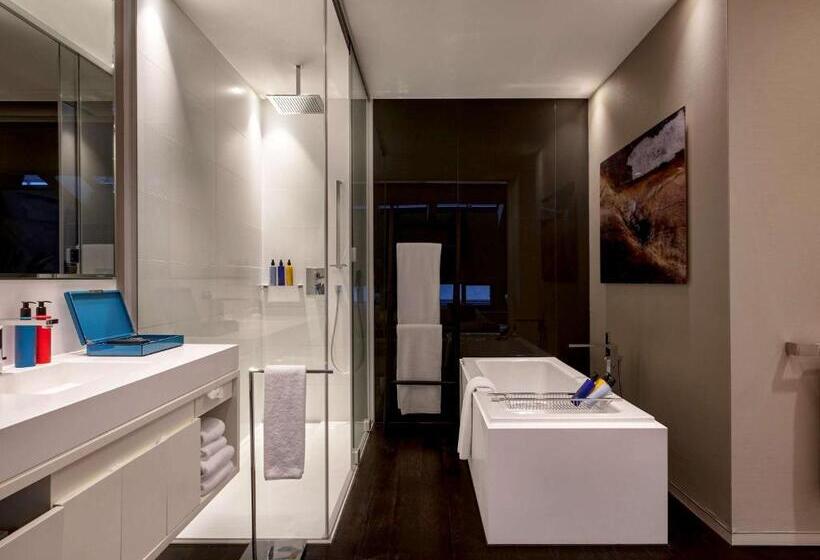 Suite Kingsize Bett, SO/ Berlin Das Stue