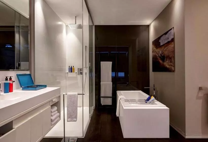Suite Kingsize Bett, SO/ Berlin Das Stue