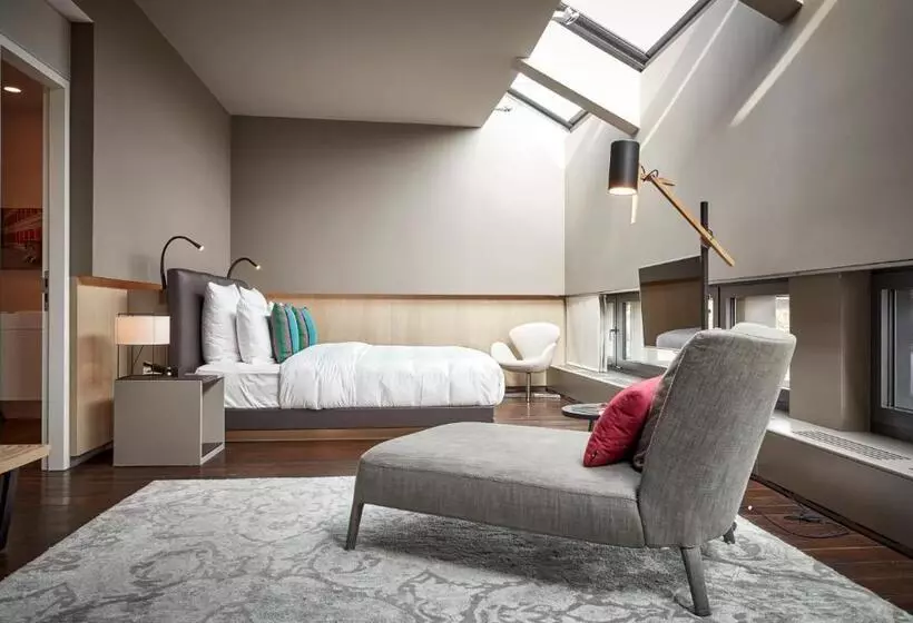 Suite Kingsize Bett, SO/ Berlin Das Stue