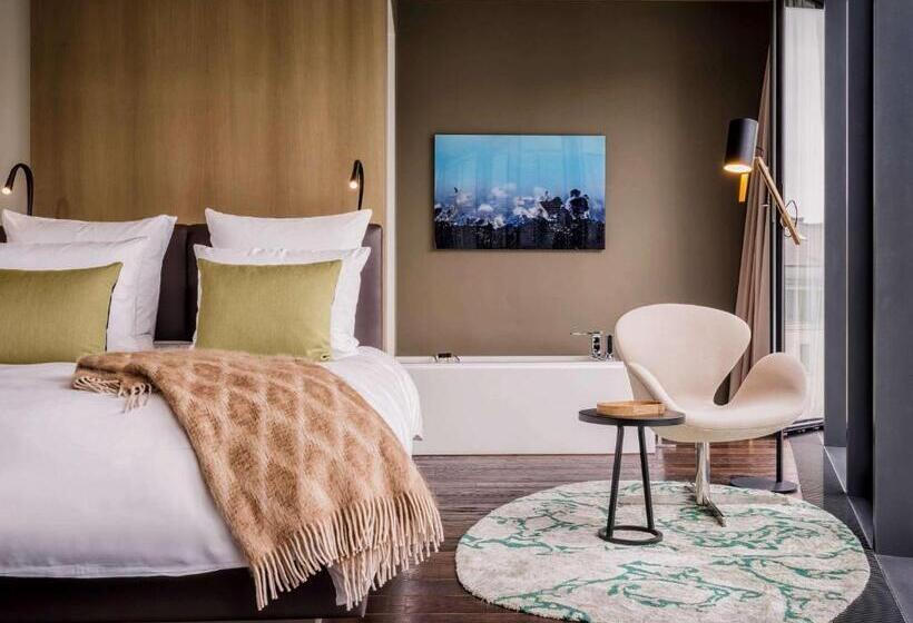 Standardzimmer Kingsize Bett, SO/ Berlin Das Stue