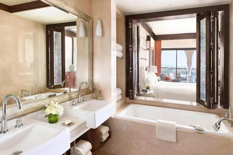 キングサイズベッドのデラックスルーム, The Ritzcarlton Abu Dhabi  Grand Canal