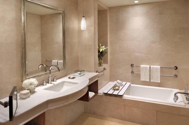 Номер Deluxe Кровать Кинг, The Ritzcarlton Abu Dhabi  Grand Canal
