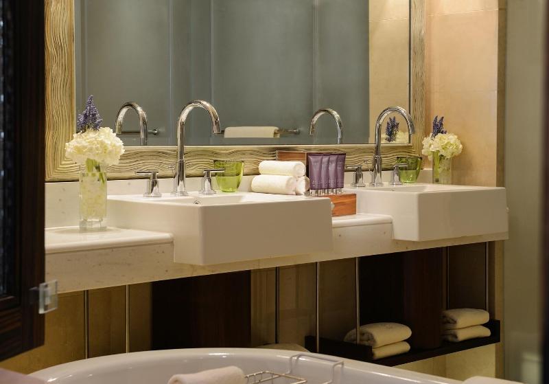 Номер Deluxe Кровать Кинг, The Ritzcarlton Abu Dhabi  Grand Canal