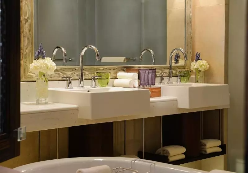 キングサイズベッドのデラックスルーム, The Ritzcarlton Abu Dhabi  Grand Canal