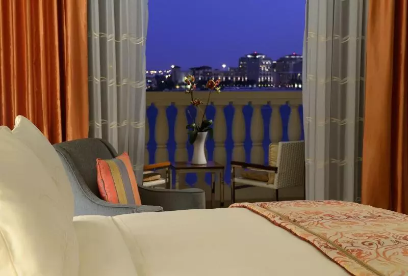 キングサイズベッドのデラックスルーム, The Ritzcarlton Abu Dhabi  Grand Canal