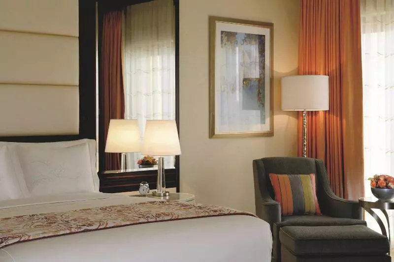 キングサイズベッドのデラックスルーム, The Ritzcarlton Abu Dhabi  Grand Canal